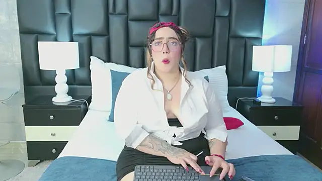 Snapshot of VioletMonroee chatting on March 15, 2:51 am VioletMonroee online show from March 15, 2:51 am