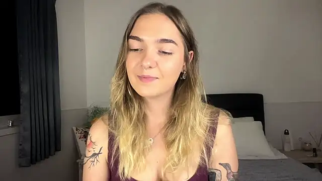 Snapshot of RoxyWet chatting on July 9, 3:55 pm RoxyWet online show from July 9, 3:55 pm
