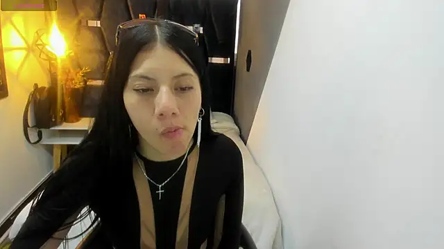 Abril Fox   online show from April 4, 8:15 pm