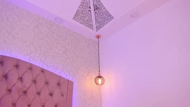 Snapshot of saraa_joness_ chatting on June 18, 7:52 pm saraa joness online show from June 18, 7:52 pm