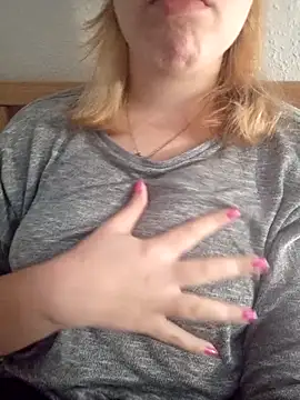 Snapshot of kitsuneniki chatting on March 12, 2:32 pm kitsuneniki online show from March 12, 2:32 pm