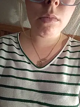 Snapshot of kitsuneniki chatting on March 13, 6:13 pm kitsuneniki online show from March 13, 6:13 pm