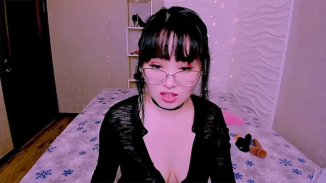 Akiko Yun online show from February 18, 11:39 am