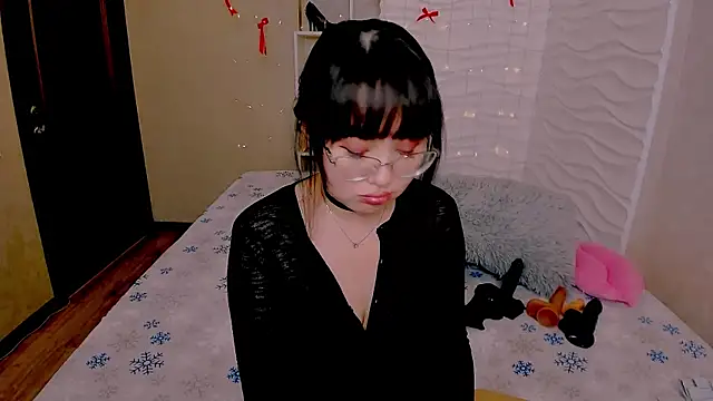 Akiko Yun online show from March 18, 11:24 am