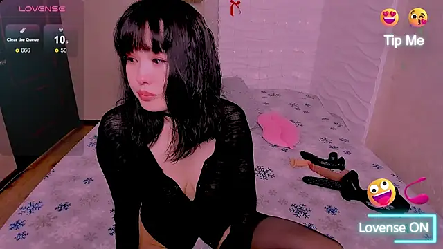 Akiko Yun online show from May 29, 4:57 pm
