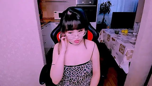 Akiko Yun online show from February 14, 11:32 am