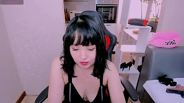 Akiko Yun online show from October 10, 10:49 am