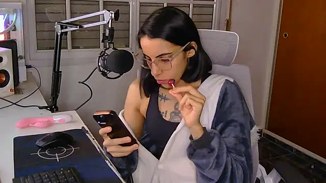 Poison Ivy 29 online show from April 9, 2:46 am