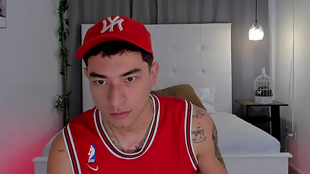 Snapshot of Thiago_2003_ chatting on June 1, 12:27 pm Thiago 2003 online show from June 1, 12:27 pm