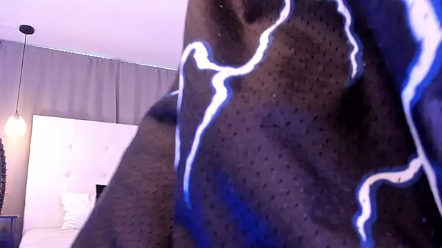 Snapshot of Thiago_2003_ chatting on April 1, 12:17 pm Thiago 2003 online show from April 1, 12:17 pm