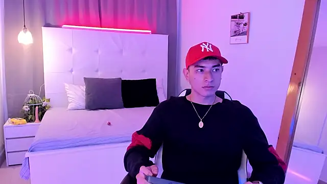 Snapshot of Thiago_2003_ chatting on April 19, 2:23 am Thiago 2003 online show from April 19, 2:23 am