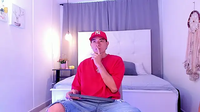 Snapshot of Thiago_2003_ chatting on April 4, 12:12 pm Thiago 2003 online show from April 4, 12:12 pm