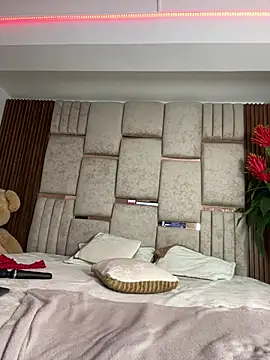 Zoe- -din online show from April 2, 9:05 am