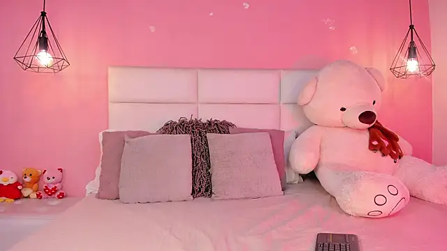Snapshot of KarolyneLune chatting on May 5, 7:17 pm KarolyneLune online show from May 5, 7:17 pm