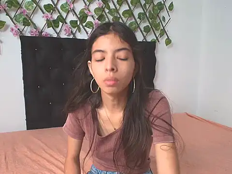 Sweet Scarlett  online show from April 14, 2:00 pm