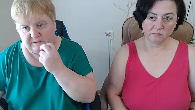 Snapshot of Lindy-Jeanie chatting on July 11, 1:00 pm Lindy-Jeanie online show from July 11, 1:00 pm