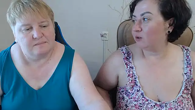 Snapshot of Lindy-Jeanie chatting on July 4, 4:33 pm Lindy-Jeanie online show from July 4, 4:33 pm