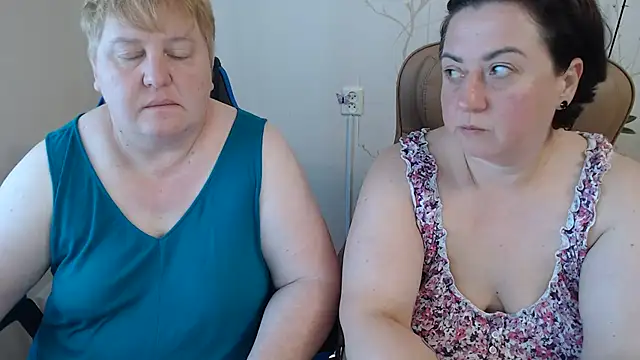 Snapshot of Lindy-Jeanie chatting on July 8, 4:51 pm Lindy-Jeanie online show from July 8, 4:51 pm