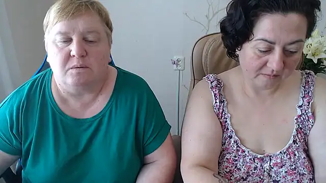 Snapshot of Lindy-Jeanie chatting on July 10, 10:04 am Lindy-Jeanie online show from July 10, 10:04 am