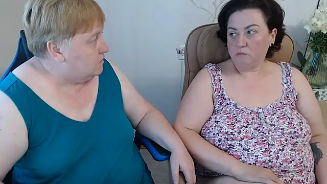 Snapshot of Lindy-Jeanie chatting on July 13, 4:50 pm Lindy-Jeanie online show from July 13, 4:50 pm