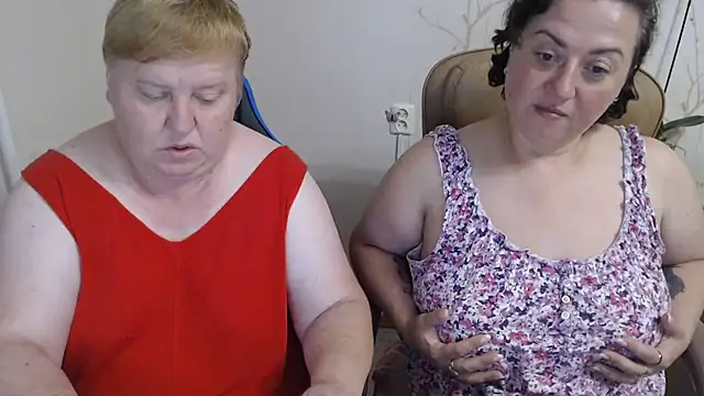 Snapshot of Lindy-Jeanie chatting on July 30, 6:51 pm Lindy-Jeanie online show from July 30, 6:51 pm