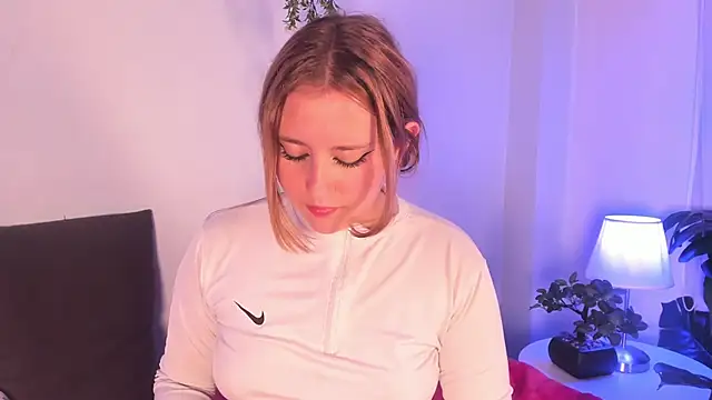 cuttie blondie online show from May 11, 4:04 pm