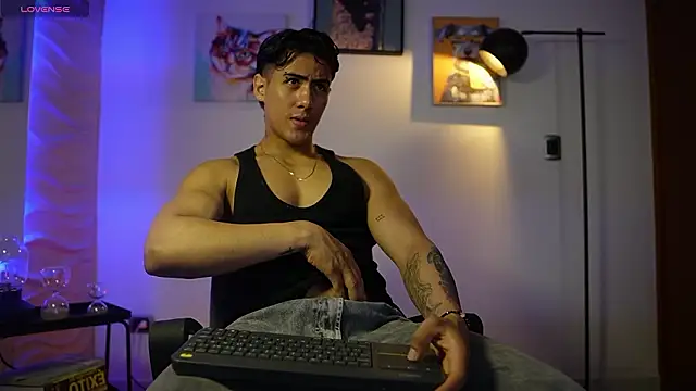 Snapshot of Tayler_Cross_ chatting on March 14, 12:44 pm Tayler Cross online show from March 14, 12:44 pm