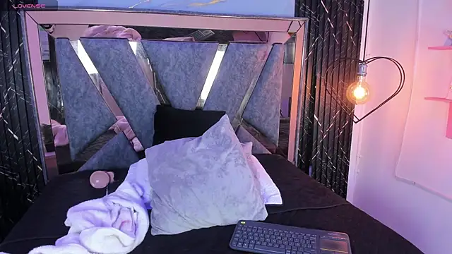  charlotte quee  online show from April 4, 3:07 pm