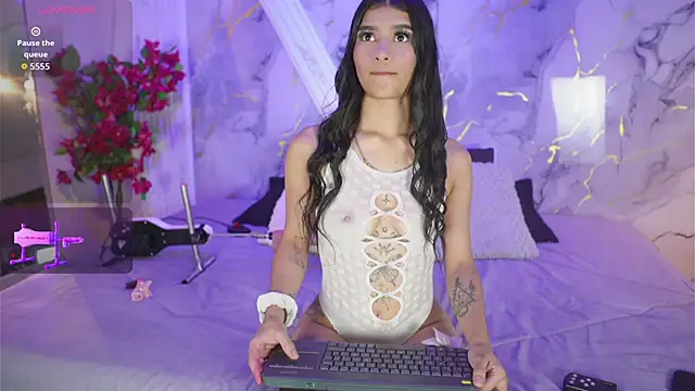  charlotte quee  online show from April 15, 7:51 pm