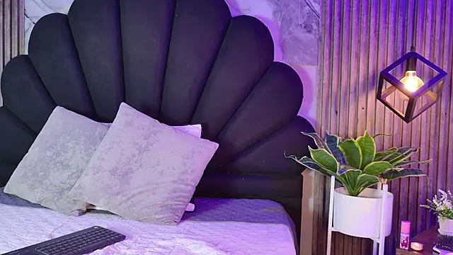  charlotte quee  online show from April 2, 1:07 pm