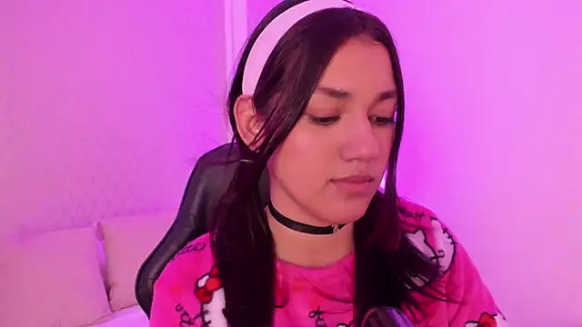 Snapshot of cristin_collins chatting on April 10, 8:05 pm cristin collins online show from April 10, 8:05 pm