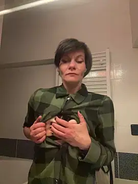 DtPORNBITCH online show from April 13, 12:25 am