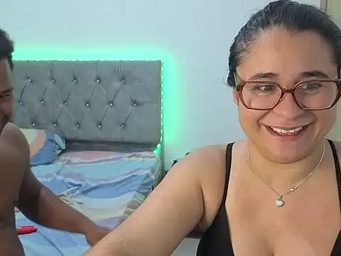 estrellajunior online show from May 23, 11:15 pm
