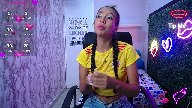 Snapshot of sandra_petite19 chatting on July 4, 3:57 am sandra petite19 online show from July 4, 3:57 am