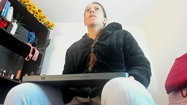 ItsAmara online show from March 25, 1:32 pm