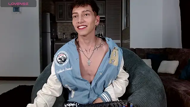 Snapshot of tiam_muller_fenix chatting on May 6, 1:20 am tiam muller fenix online show from May 6, 1:20 am