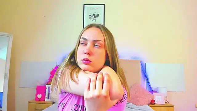 MelanieCuty online show from May 13, 5:36 am