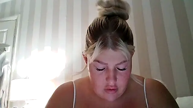 Lexi Laura online show from April 18, 8:20 pm