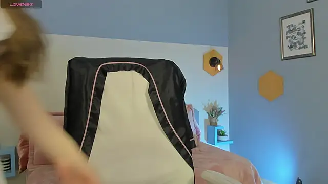 camille eyes online show from April 22, 1:40 pm
