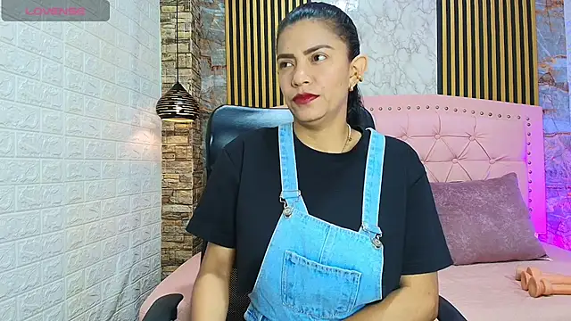 Snapshot of AishaCambell_ chatting on April 24, 9:55 am AishaCambell online show from April 24, 9:55 am