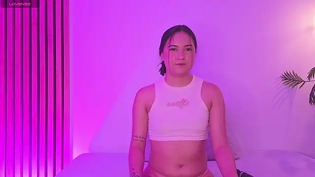 Snapshot of EmmaLopez11 chatting on May 5, 11:46 am EmmaLopez11 online show from May 5, 11:46 am