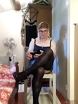 stephie83 online show from May 17, 3:56 pm