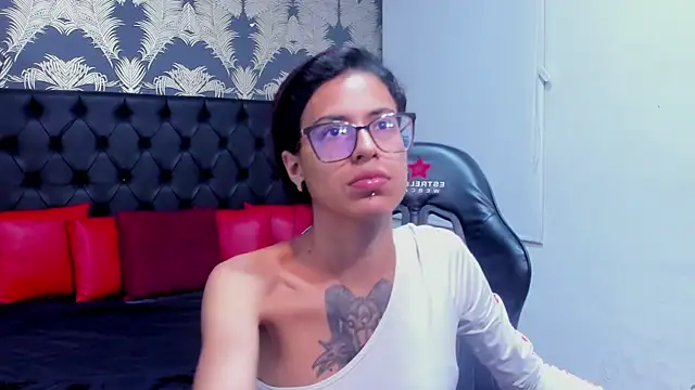 Snapshot of Emily_Lopera chatting on May 1, 3:17 pm Emily Lopera online show from May 1, 3:17 pm