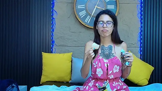 Emily Lopera online show from June 17, 12:00 am