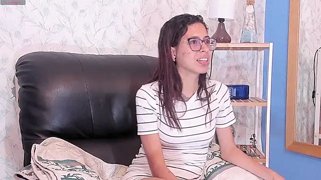 Emily Lopera online show from July 31, 2:58 pm
