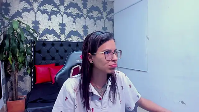 Snapshot of Emily_Lopera chatting on May 2, 2:00 pm Emily Lopera online show from May 2, 2:00 pm