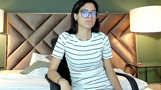 Emily Lopera online show from June 20, 11:10 pm