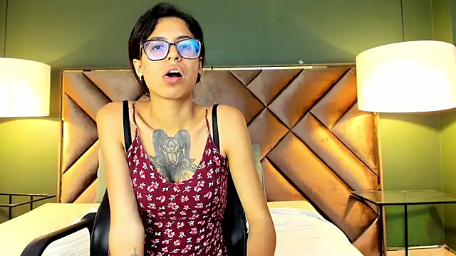 Emily Lopera online show from June 20, 2:16 am