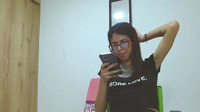 Snapshot of Emily_Lopera chatting on May 30, 2:29 am Emily Lopera online show from May 30, 2:29 am