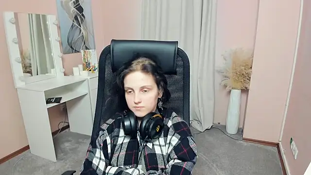 ChauRoberds online show from March 14, 12:00 pm